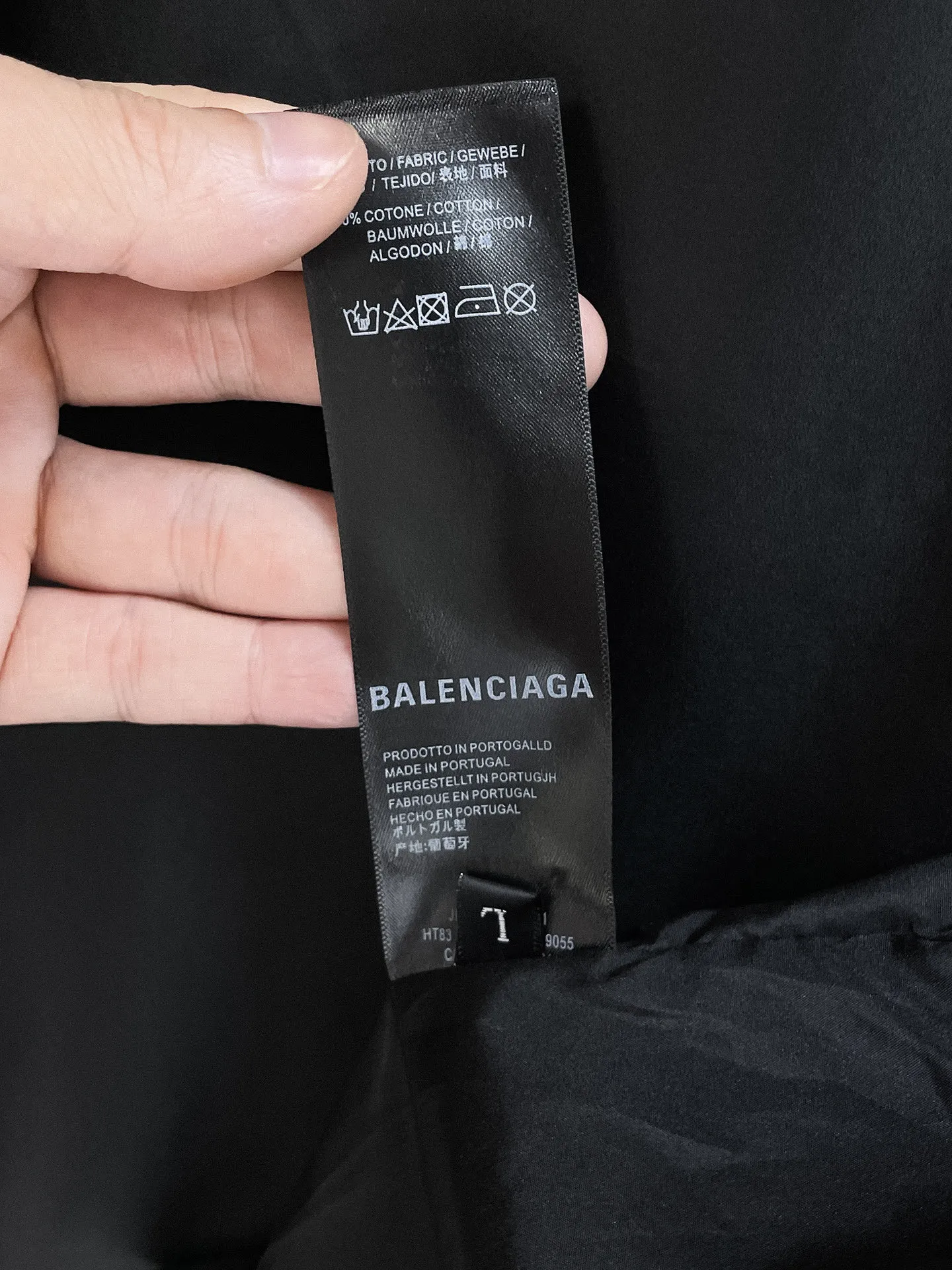 Balenciaga official website Same Style, complete with three labels, on sale in advance. 2026 Autumn and Winter New Arrival men's jacket, Original with complete three labels, Premium version. Custom-made fabrics at the counter. Breathable, high comfort, impeccable details, brand element design concept, reflecting high quality. It feels delicate and soft, presents a casual cut, and has a great upper body shape. Sizes: M～3XL